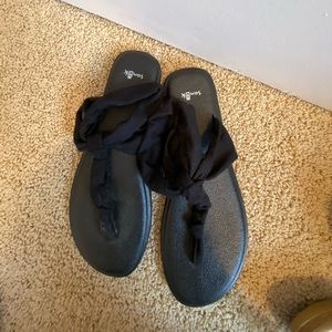 Cloth and foam sanok sandals